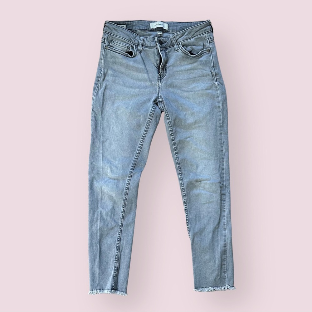 Calvin Klein Grey Low Rise Ankle Skinny Jeans with Raw Hem (Size 4)